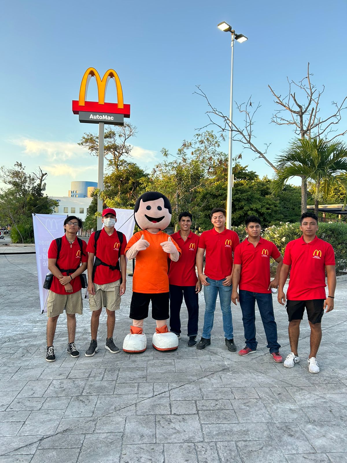 McDonalds Nichupté Cancún: una fiesta: Videos