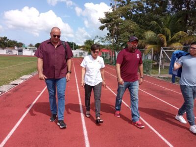 supervisa las pistas de atletismo y triatlón de Cozumel