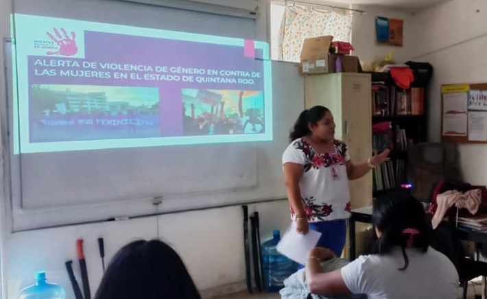 Plática con jóvenes indígenas sobre violencia e igualdad de género