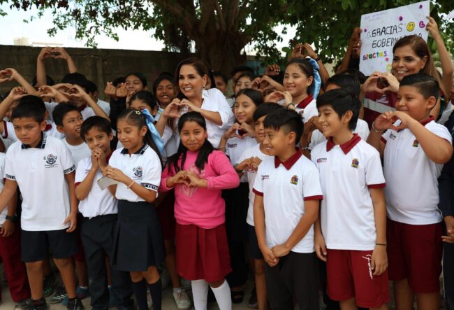Alumnos de la escuela Enrique Estrella Oxté en Isla Mujeres piden a Mara Lezama un domo escolar y reciben respuesta positiva.