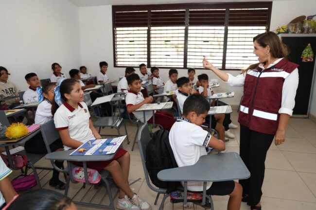 Alumnos de la escuela Enrique Estrella Oxté en Isla Mujeres piden a Mara Lezama un domo escolar y reciben respuesta positiva.