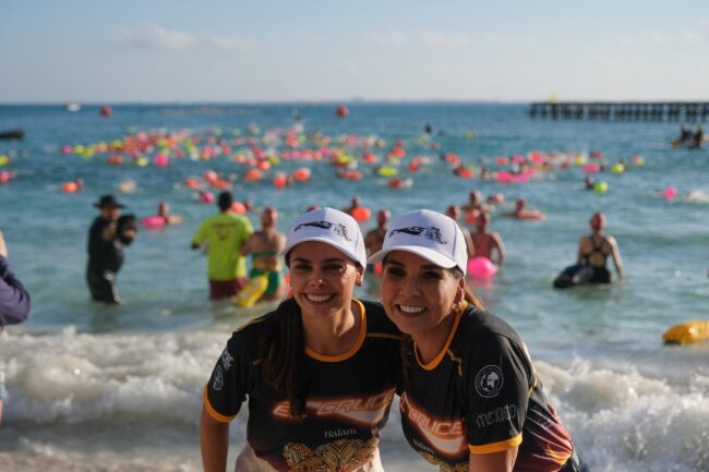 Mara Lezama da el toque de salida a la competencia de aguas abiertas en un Cancún a Isla Mujeres El Cruce que celebra su 20ª edición 