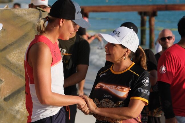 Mara Lezama da el toque de salida a la competencia de aguas abiertas en un Cancún a Isla Mujeres El Cruce que celebra su 20ª edición 