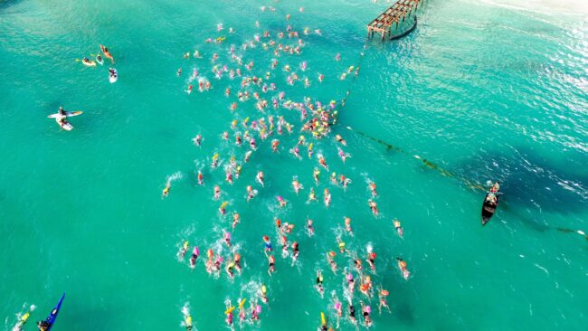 Mara Lezama da el toque de salida a la competencia de aguas abiertas en un Cancún a Isla Mujeres El Cruce que celebra su 20ª edición 