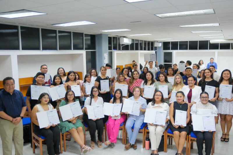 Mara Lezama entrega 94 títulos de licenciaturas en Cancún