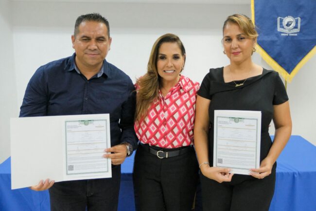 Entrega de títulos de licenciatura en Educación Primaria y Educación Física a egresados en Cancún por Mara Lezama tras petición en La Voz del Pueblo.