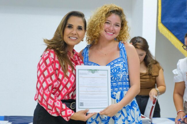 Entrega de títulos de licenciatura en Educación Primaria y Educación Física a egresados en Cancún por Mara Lezama tras petición en La Voz del Pueblo.