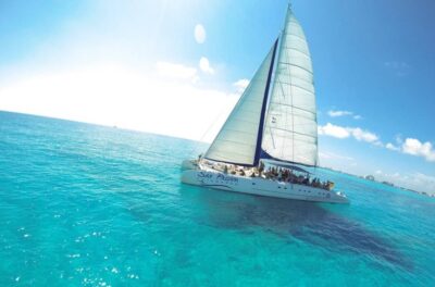 Excursión universitaria épica en Cancún Sailing, si buscas una aventura única en catamaranes con tus compañeros de universidad. Organiza una...