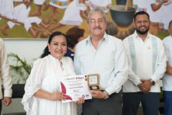SEQ entrega estímulos y reconocimientos a maestras y maestros con 40 años de servicio educativo en Quintana Roo.