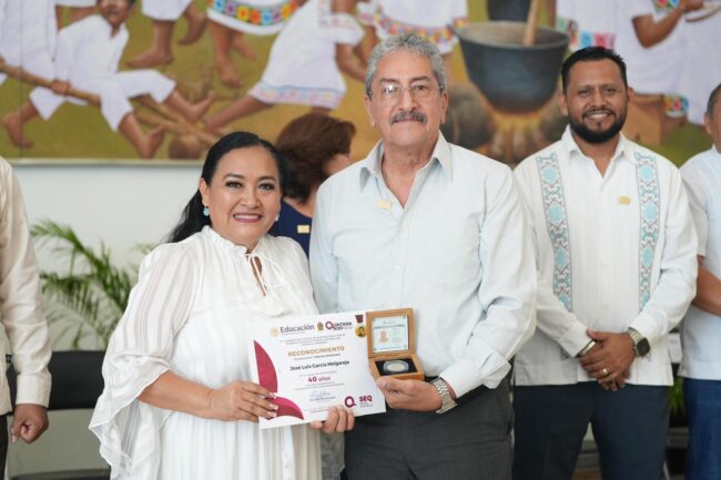 SEQ entrega estímulos y reconocimientos a maestras y maestros con 40 años de servicio educativo en Quintana Roo.