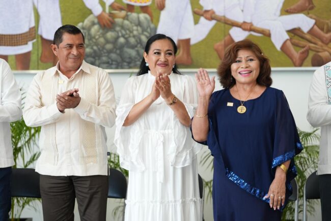 SEQ entrega estímulos y reconocimientos a maestras y maestros con 40 años de servicio educativo en Quintana Roo.
