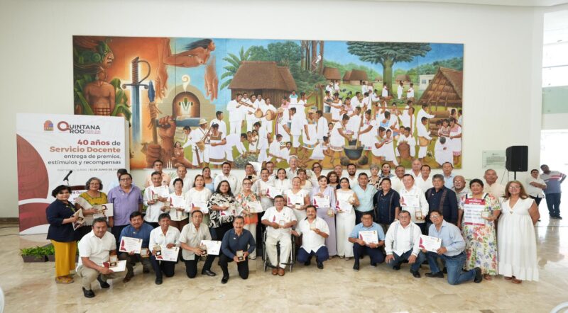 Secretaría de Educación entrega reconocimientos a maestros