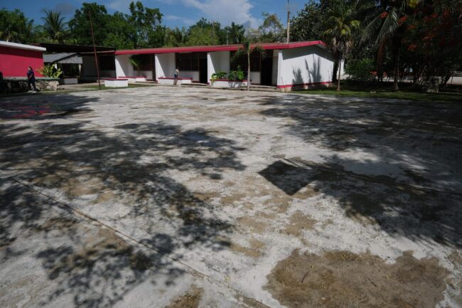 La gobernadora de Quintana Roo, Mara Lezama anuncia la construcción de un domo en la primaria Javier Rojo Gómez en Luis Echeverría en Othón P. Blanco.