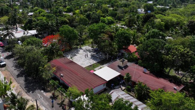 La gobernadora de Quintana Roo, Mara Lezama anuncia la construcción de un domo en la primaria Javier Rojo Gómez en Luis Echeverría en Othón P. Blanco.