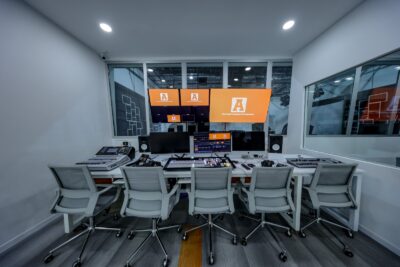 salones con tecnología de punta, laboratorios de robótica, realidad aumentada y realidad virtual
