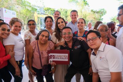 Espinosa, junto con la presidenta municipal de Benito Juárez, Ana Paty Peralta de la Peña