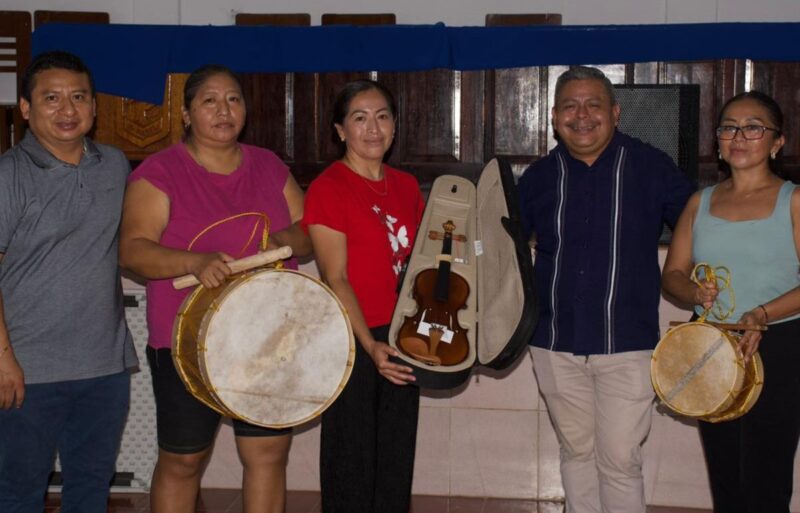 INMAYA entrega instrumentos musicales tradicionales