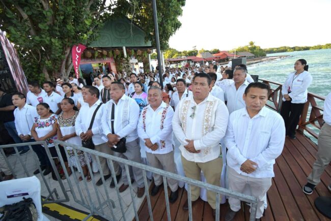 Dignatarios mayas y Mara Lezama en el 3er Informe al Pueblo, mostrando unidad y compromiso.