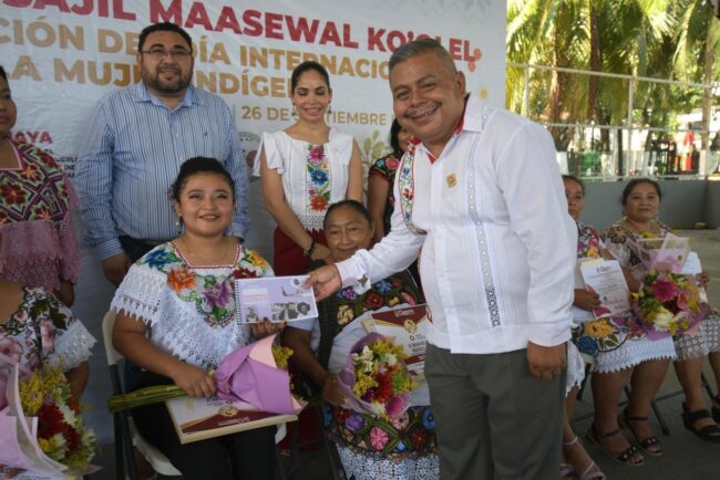 INMAYA entregó galardones durante el Día Internacional de la Mujer Indígena, reconociendo liderazgos femeninos indígenas.