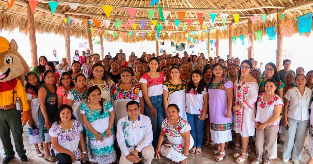 Diálogo con artesanas y emprendedoras del INMAYA Diálogo con artesanas y emprendedoras del INMAYA