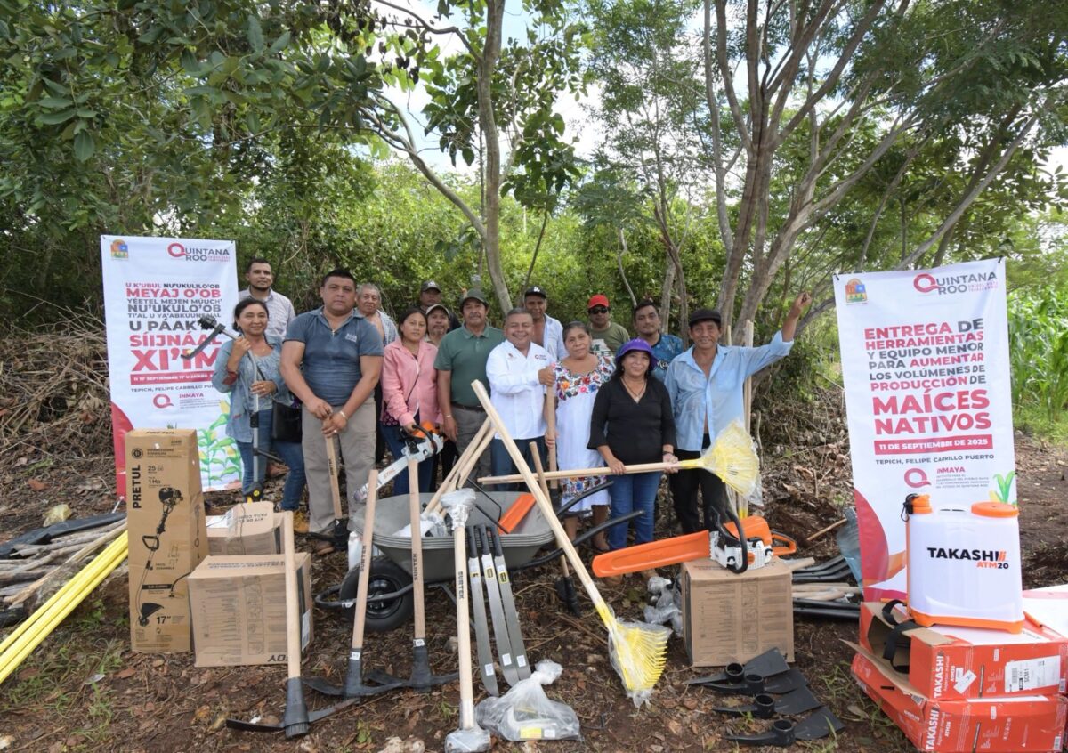 Entrega de herramientas a productoras de maíz en Tepich
