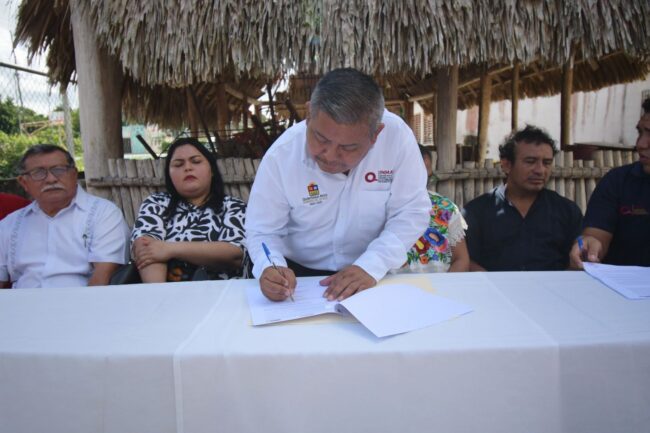 Firma de convenio del Nuevo Acuerdo entre INMAYA y escuelas de comunidades mayas
