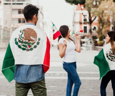 Amigos celebrando la independencia con banderas mexicanas