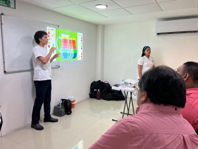 Plática “La jarra del buen beber, bebidas saludables: lo que bebemos sí importa” durante la Semana Nacional de Salud Pública, organizado por el INMAYA en la Universidad Modelo