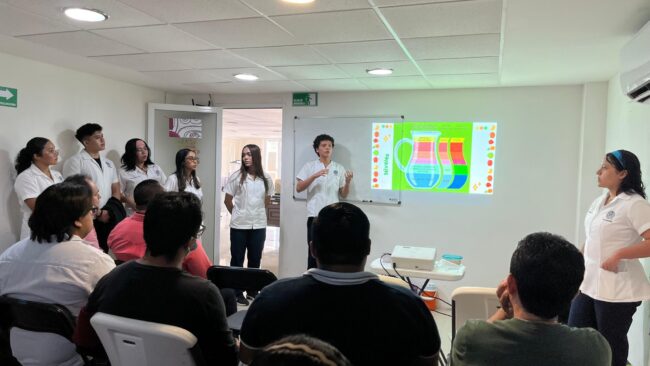 Plática “La jarra del buen beber, bebidas saludables: lo que bebemos sí importa” durante la Semana Nacional de Salud Pública, organizado por el INMAYA en la Universidad Modelo
