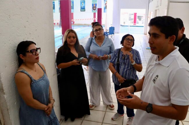 CODEQ atiende solicitudes de usuarios y mejora la Alberca Semiolímpica de Chetumal con mantenimiento integral y trabajo en equipo.