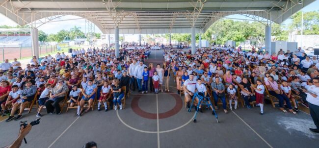 Mara Lezama entrega tarjetas bancarias del Programa de Becas de la FPMC en Cozumel, apoyando a mil 21 estudiantes.