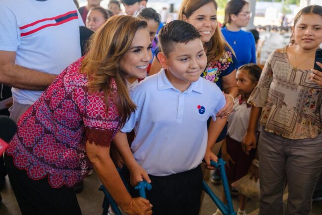 Mara Lezama entrega tarjetas bancarias del Programa de Becas de la FPMC en Cozumel, apoyando a mil 21 estudiantes.