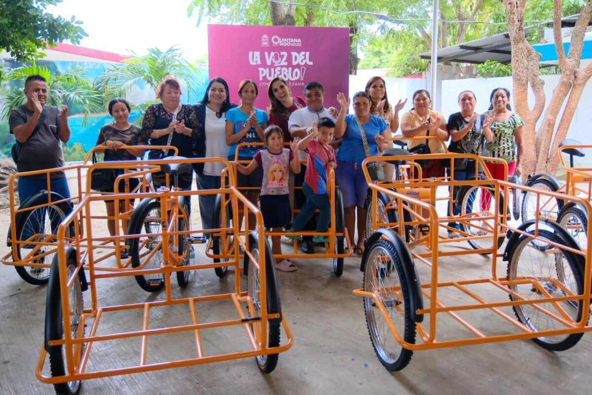 Entrega de apoyos: triciclos, láminas de zinc y silla de ruedas