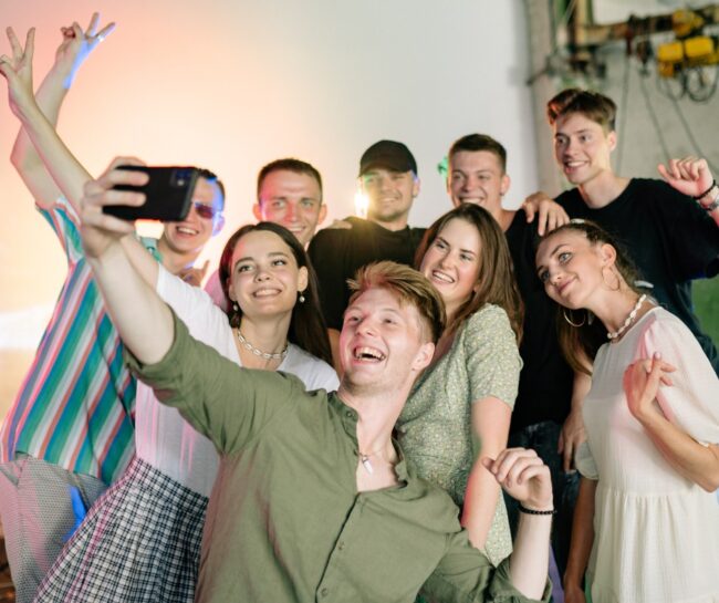 Colabora en redes sociales con amigos