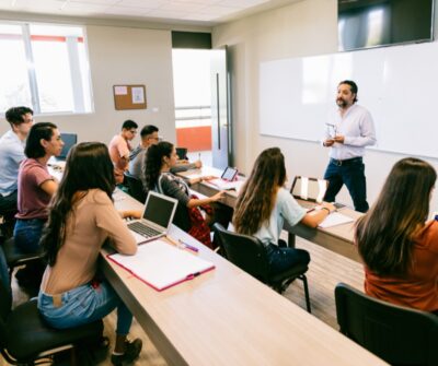 Crear conexiones universitarias es una superventaja. Además, te ayuda a disfrutar la uni mientras construyes...