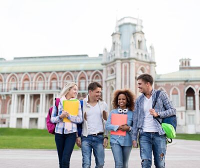 Crear conexiones universitarias es una superventaja para tu vida. Además, te ayuda a disfrutar la uni mientras construyes...