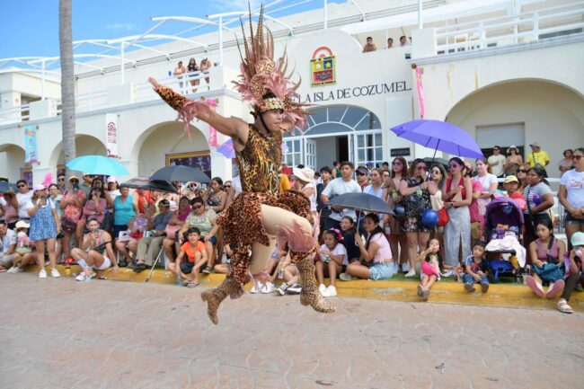 Cartelera del Carnaval de Cozumel organizada por la FPMC con exposiciones, talleres y comparsas que celebran la tradición isleña.