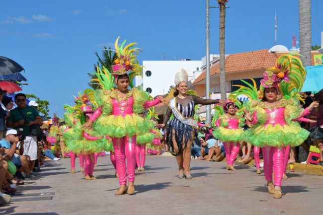 Cartelera del Carnaval de Cozumel organizada por la FPMC con exposiciones, talleres y comparsas que celebran la tradición isleña.