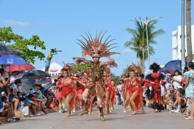 Cartelera del Carnaval de Cozumel organizada por la FPMC con exposiciones, talleres y comparsas que celebran la tradición isleña.