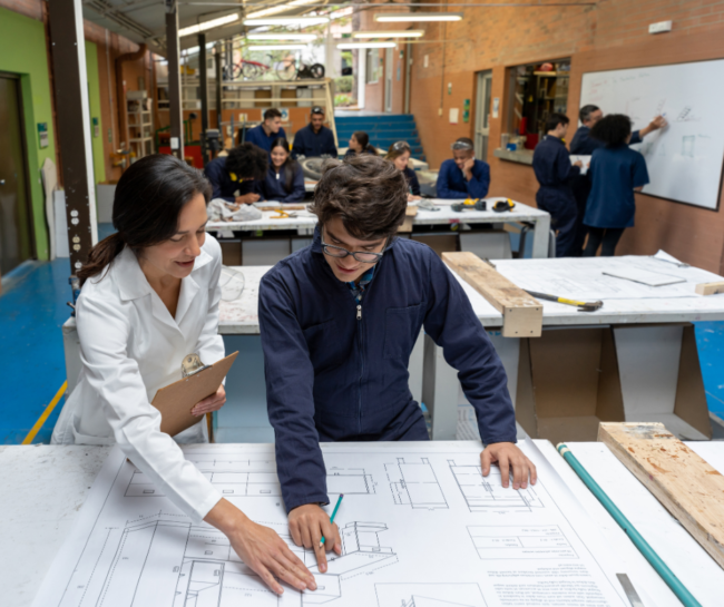 estudiantes estudiando carrera de arquitectura revisando planos.