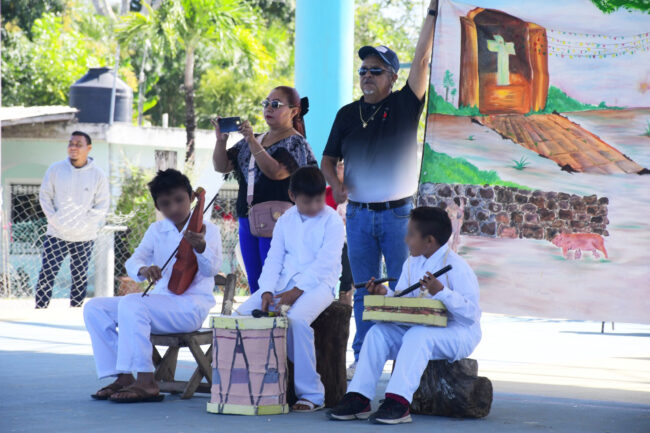 Niñas y niños en actividades culturales por el Día de la Lengua Materna organizadas por INMAYA en Quintana Roo.