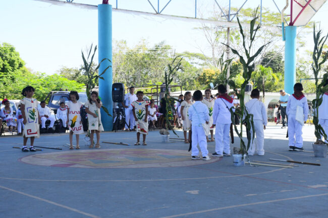 Niñas y niños en actividades culturales por el Día de la Lengua Materna organizadas por INMAYA en Quintana Roo.