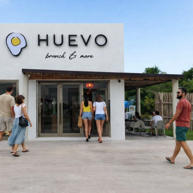 La Avenida Huayacán en Cancún con cafés, restaurantes y ambiente urbano moderno. Siempre está cambiando y siempre hay algo nuevo que probar.