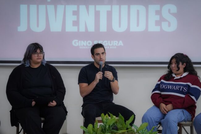 Gino Segura con universitarios en la Universidad del Caribe en Cancún.