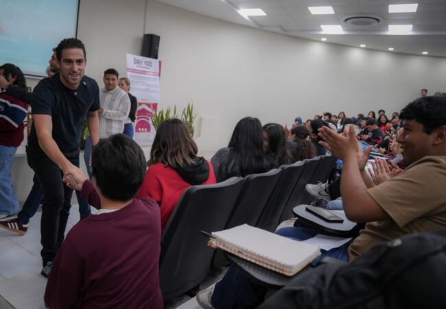 Gino Segura con universitarios en la Universidad del Caribe en Cancún.