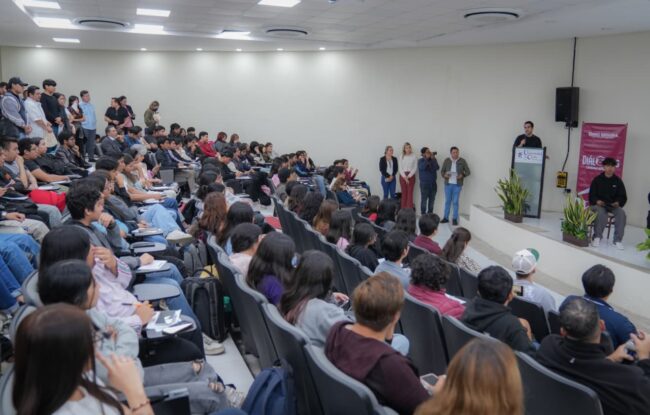 Gino Segura con universitarios en la Universidad del Caribe en Cancún.