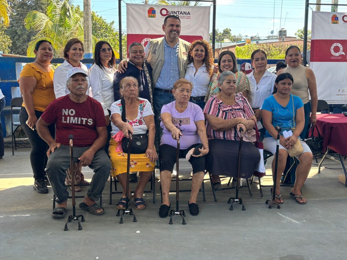 Apoyo de movilidad con bastones a adultos mayores Apoyo de movilidad con bastones a adultos mayores
