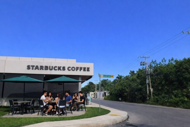 La Avenida Huayacán en Cancún con cafés, restaurantes y ambiente urbano moderno. Siempre está cambiando y siempre hay algo nuevo que probar.