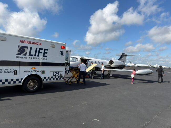 Traslado aéreo de Cancún a CDMX de menor con quemaduras atendido por SESA e IMSS-Bienestar. con apoyo de CENIAQ