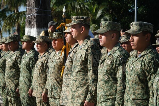 Mara Lezama encabeza izamiento de Bandera en Chetumal e inicia festejos del Ejército y Fuerza Aérea Mexicanos.